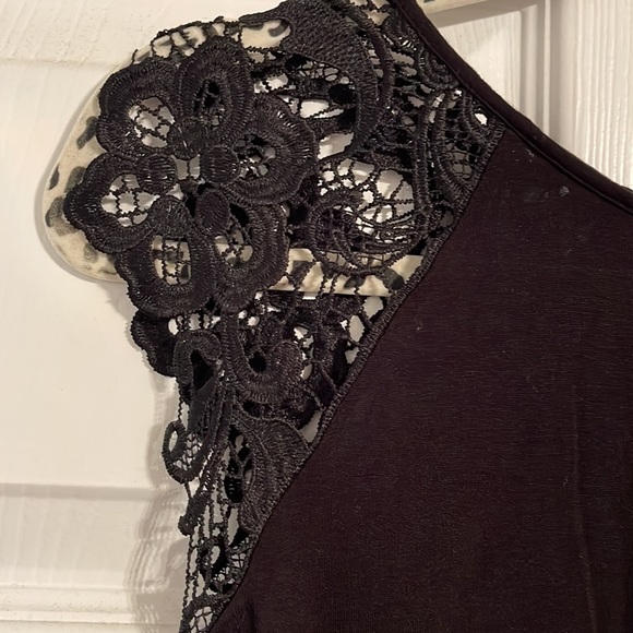 Cute Black T with lace shoulders - Picture 2 of 4